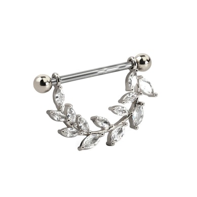 Bröstpiercing med blad av sten