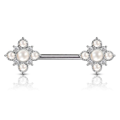 Bröstpiercing med blomma formad av pärlor