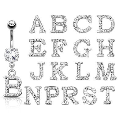 Navelpiercing med stenprydd bokstav