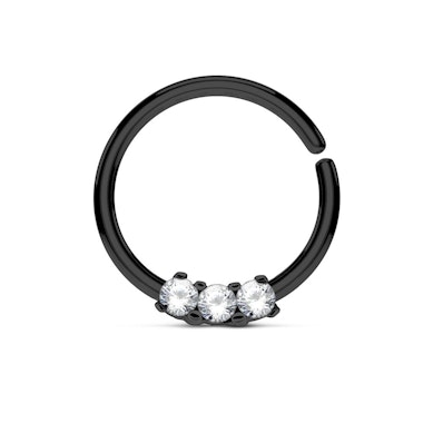 Liten septumpiercing med stenar
