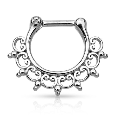 Septumpiercing av kirurgiskt stål