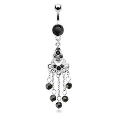 Navelpiercing med kedjor och svarta kulor