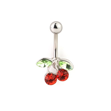 Navelpiercing med röda körsbär