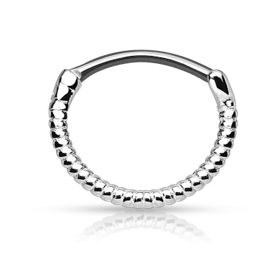 Septumpiercing med tvinnad tråd