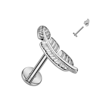 Labret i titan med invändig tråd och detaljerat löv