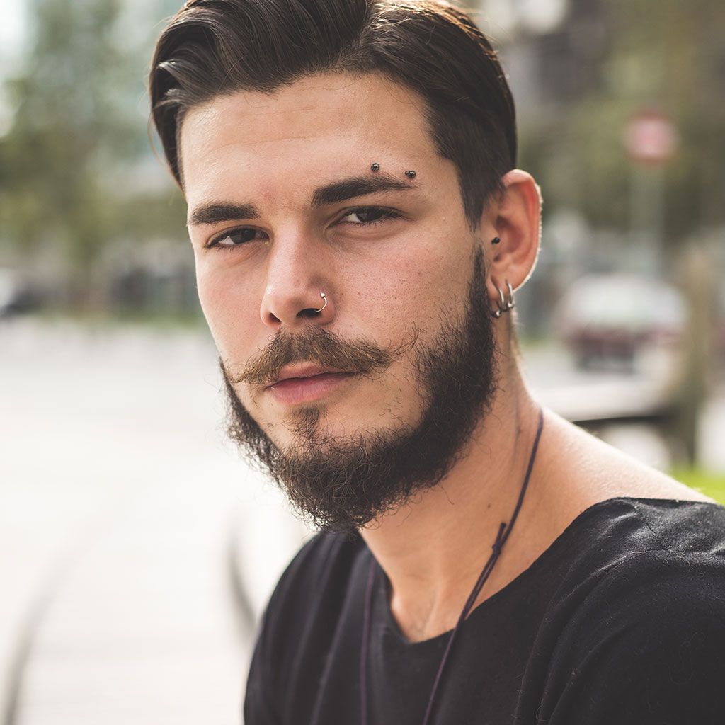 Böjd piercingstav med kulor