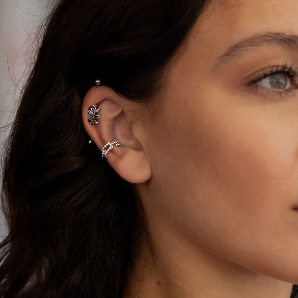 Industrial piercing med blad på gren