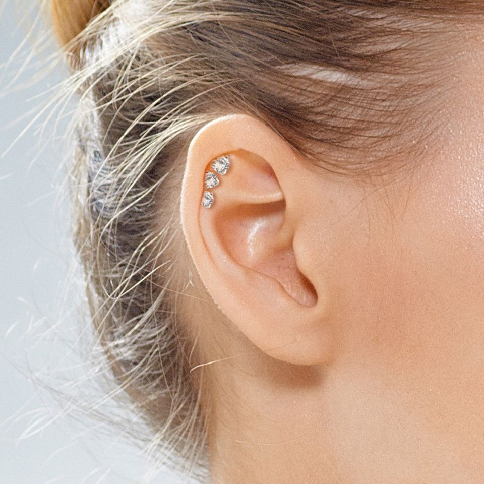 Set av öronpiercingar med rund sten
