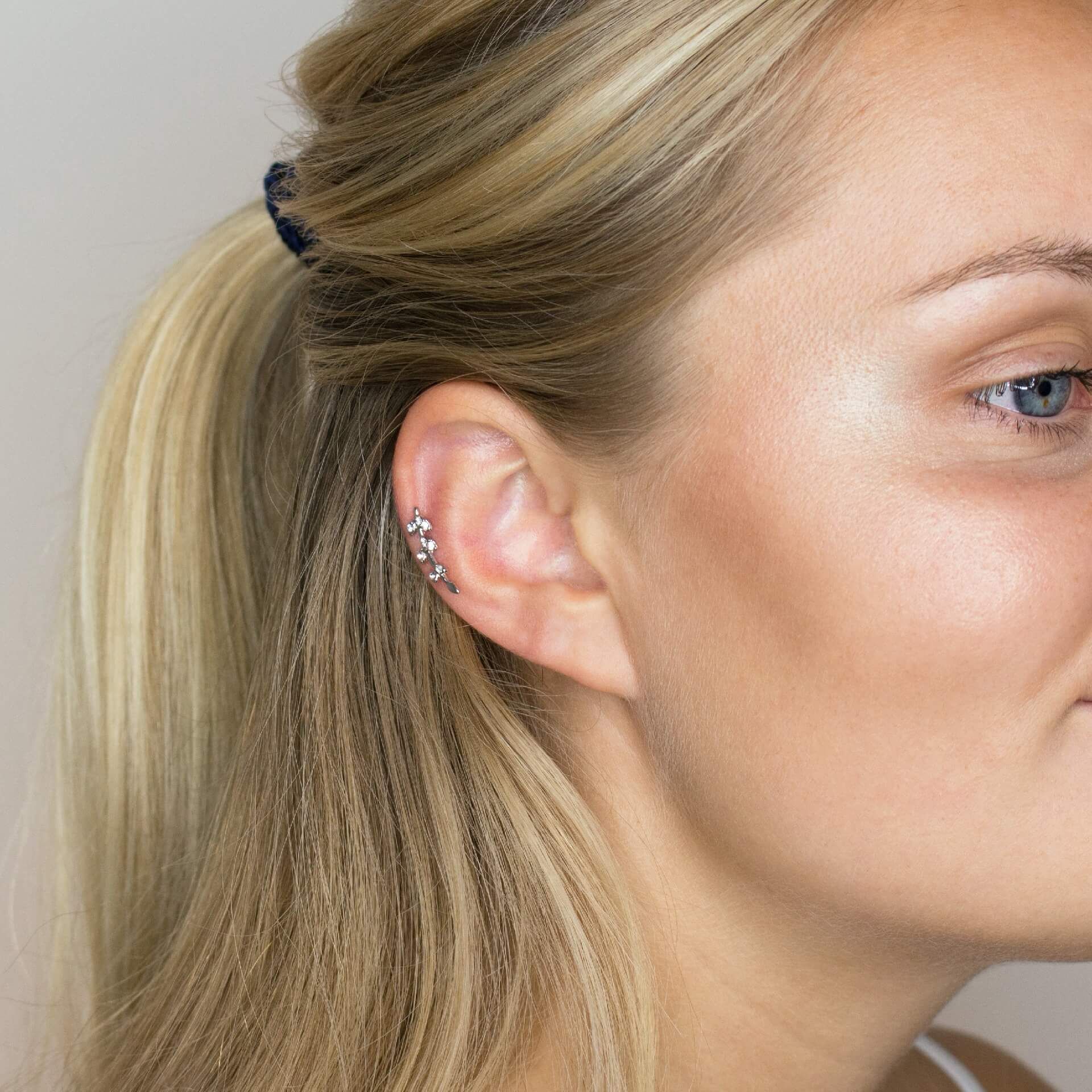 Öronpiercing med blad av sten