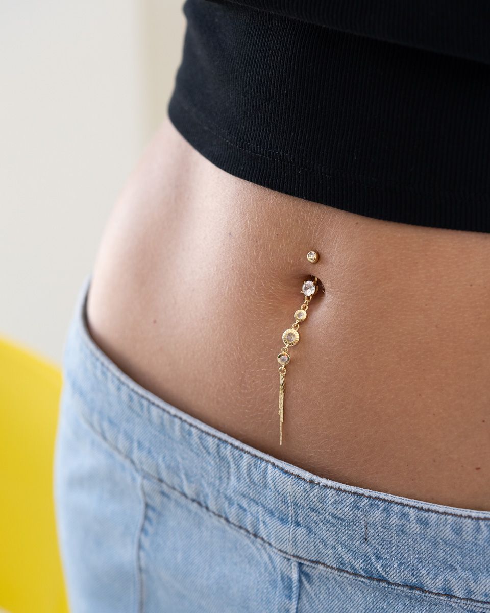 Navelpiercing med elegant skivhänge