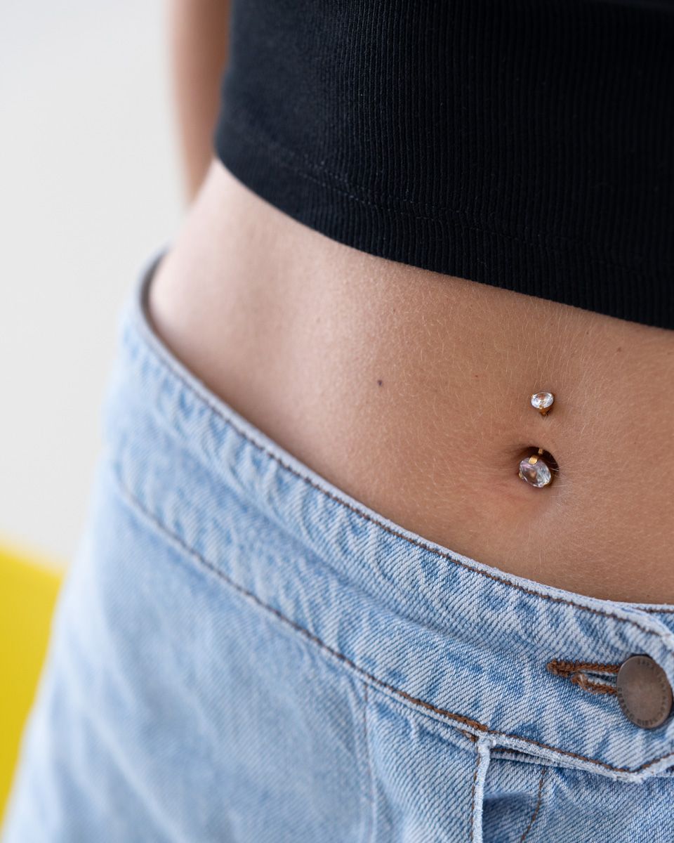 Navelpiercing med stor sten i topp- och bottenkula