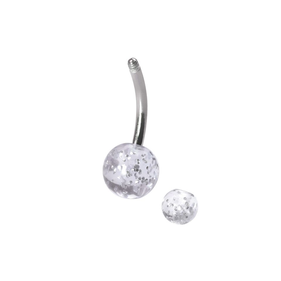 Navelpiercing av titan med glitterkulor