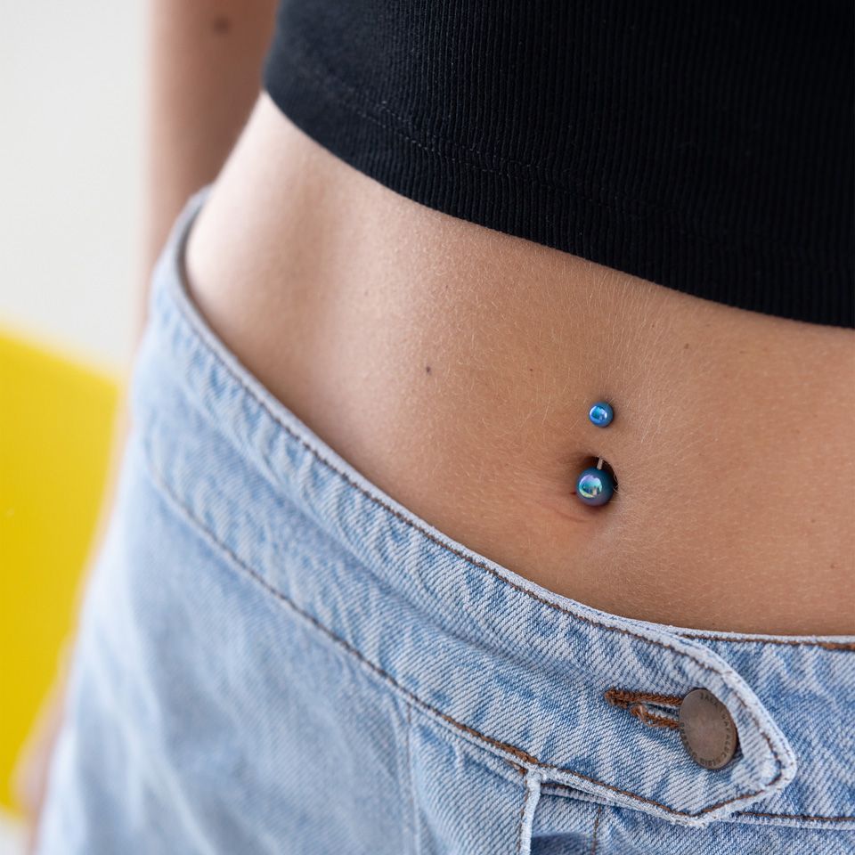 Navelpiercing med metalliska kulor