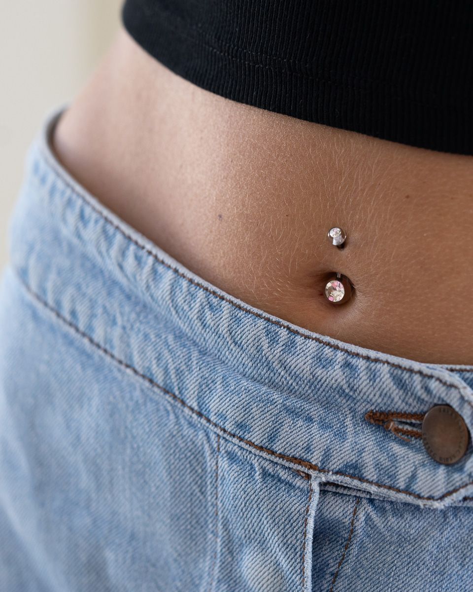 Navelpiercing med akrylkulor och sten