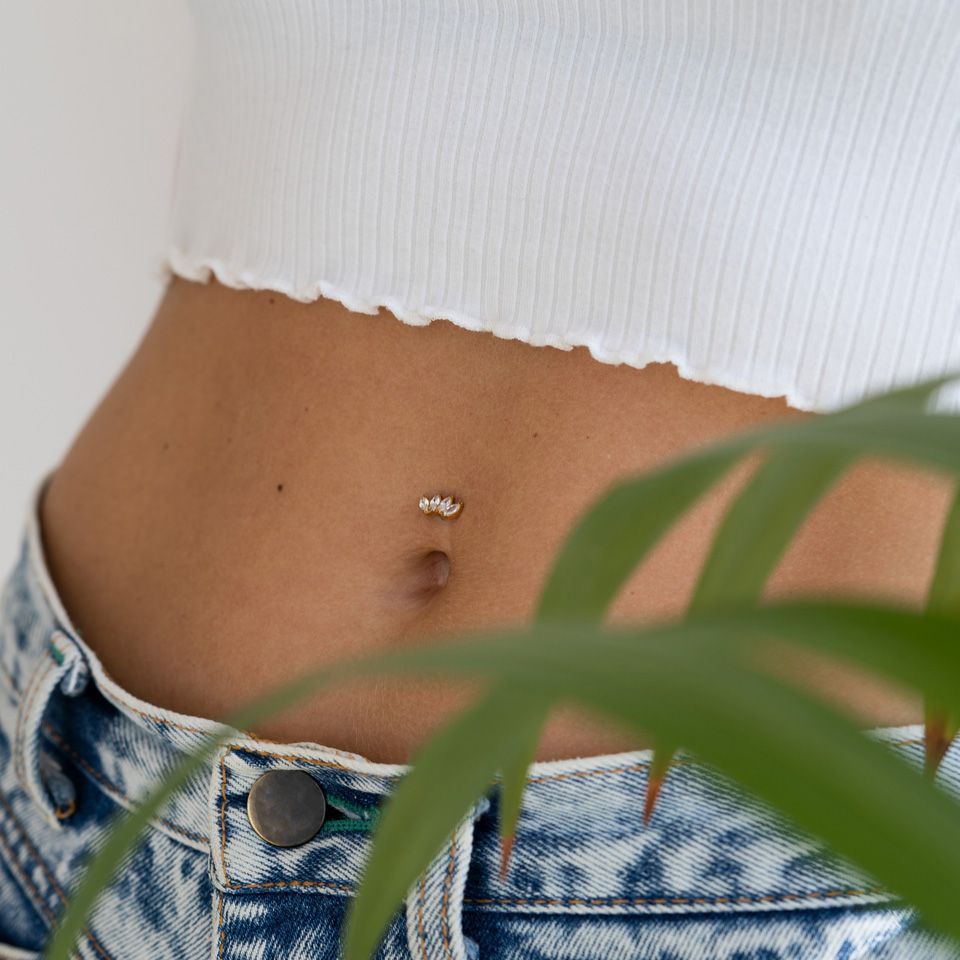 Navelpiercing av titan med stenar i marquise-design