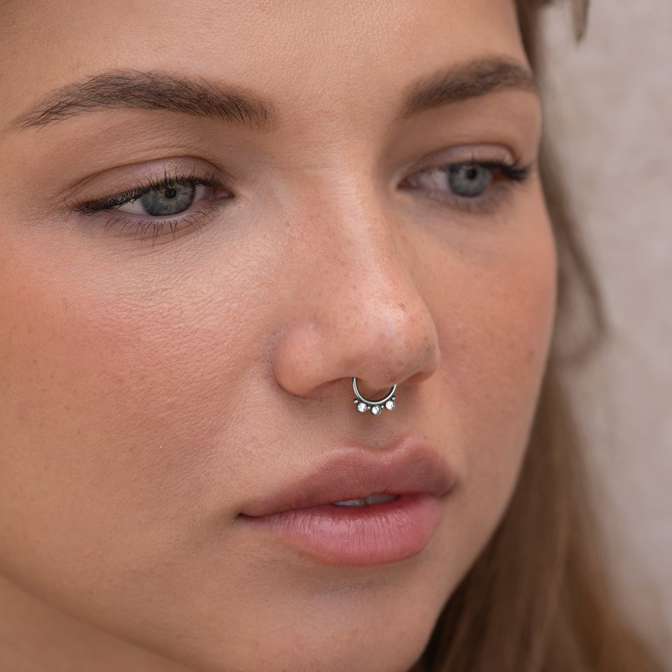 Fake septumring med tre stenar och små pärlor