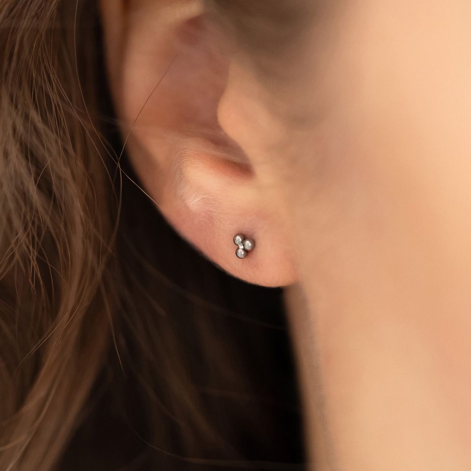 Titan push-in labret med triangelkulor på toppen