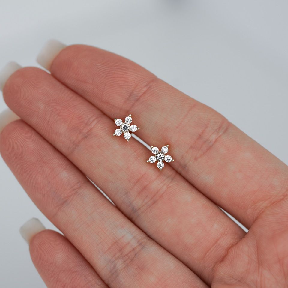 Labret med blomma av sten och invändig tråd