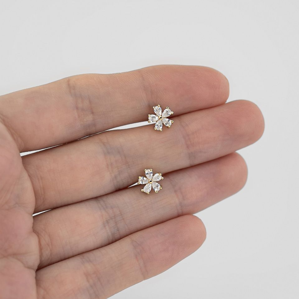 Labret med fembladig blomma och invändig gänga