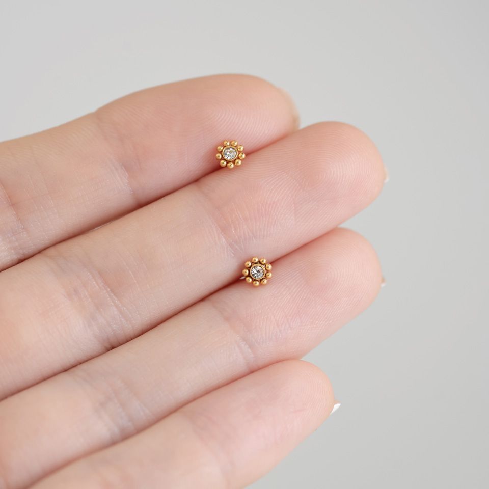Labret med invändig tråd och små kulor