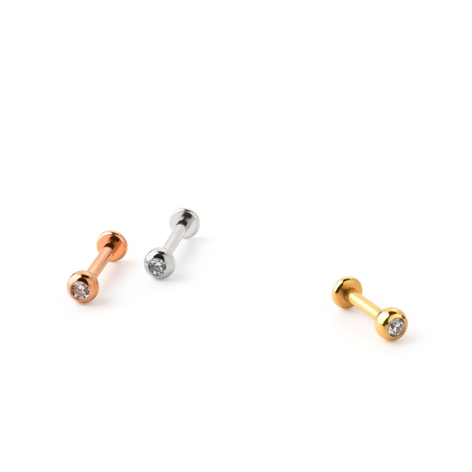 Labret gjord av titan med kula och invändig tråd