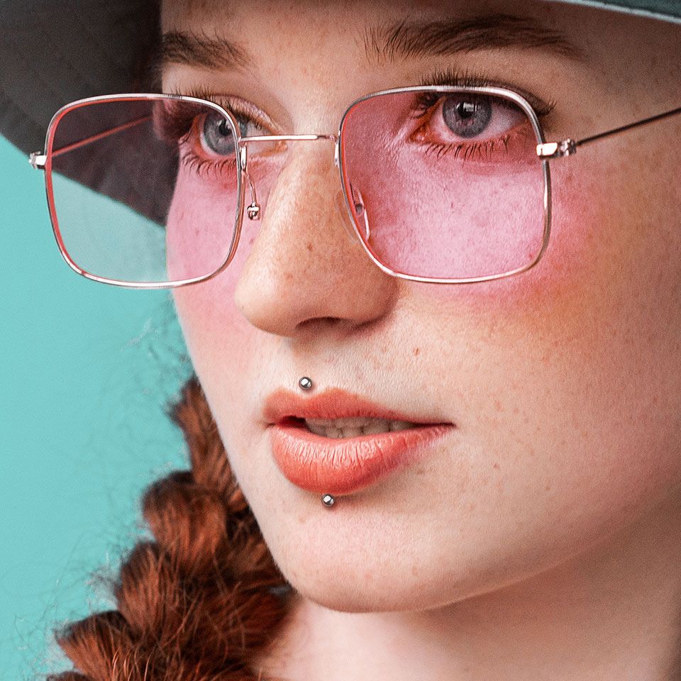 Push-in labret gjord av titan