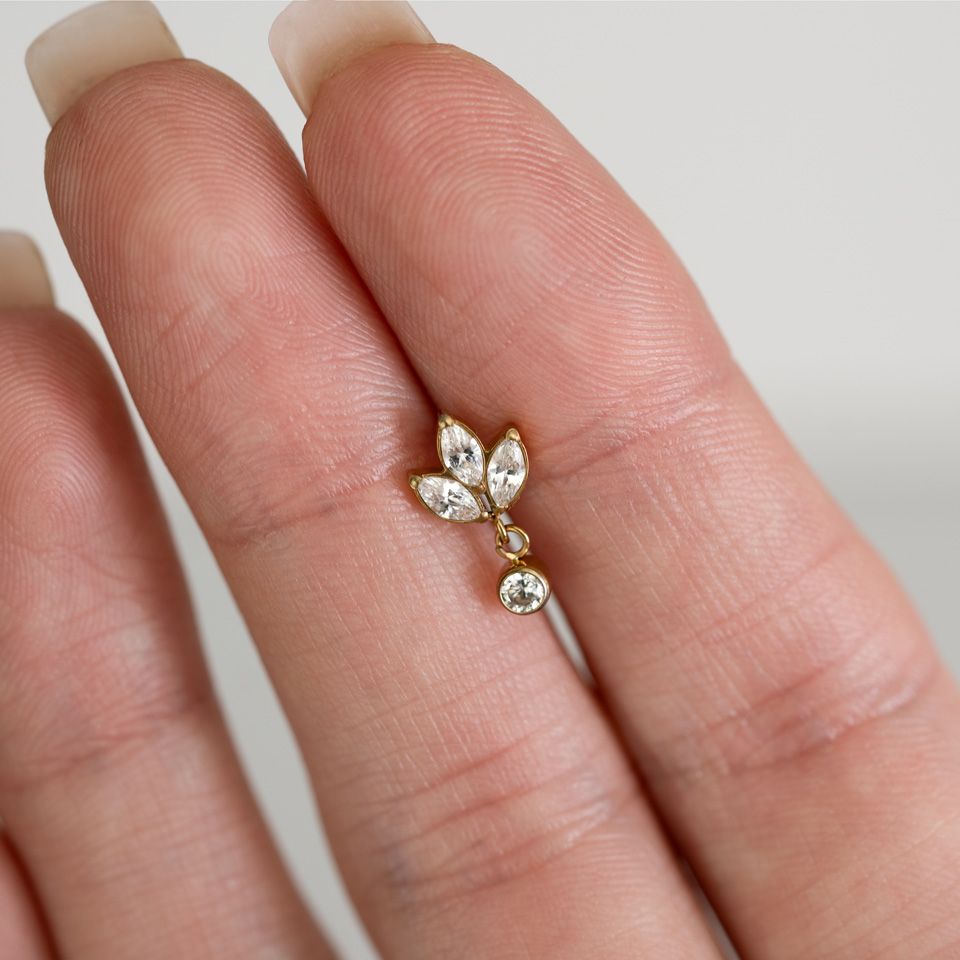 Labret i titan med lotusblomma och berlock