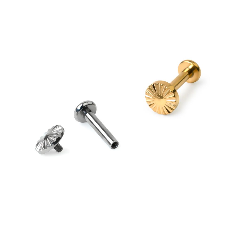 Otrolig labret i titan med diamantskuren topp