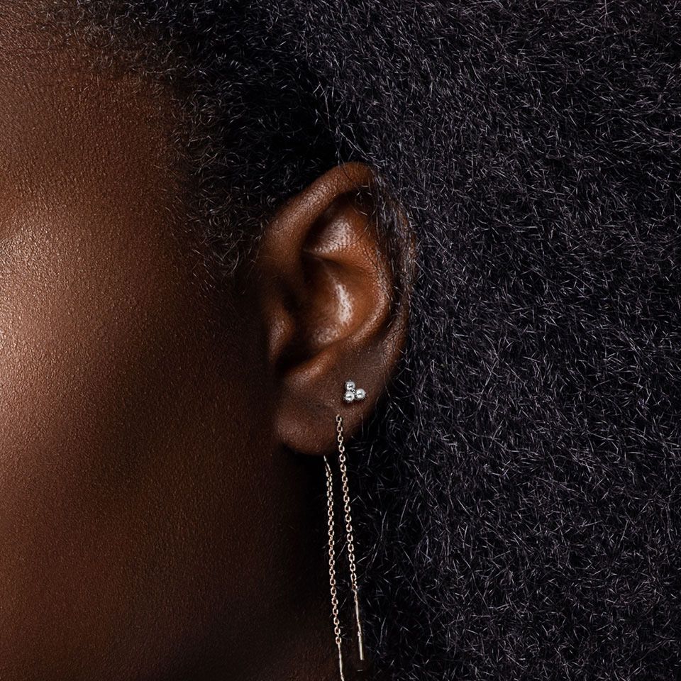 Läcker labret med trio av syntetiska pärlor