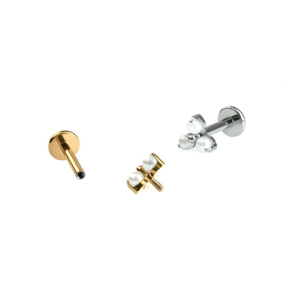 Läcker titanlabret med trio av pärlor