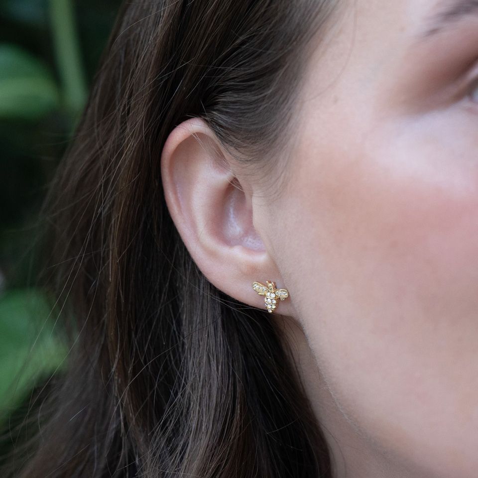 Intern trådad labret med stendekorerad bi