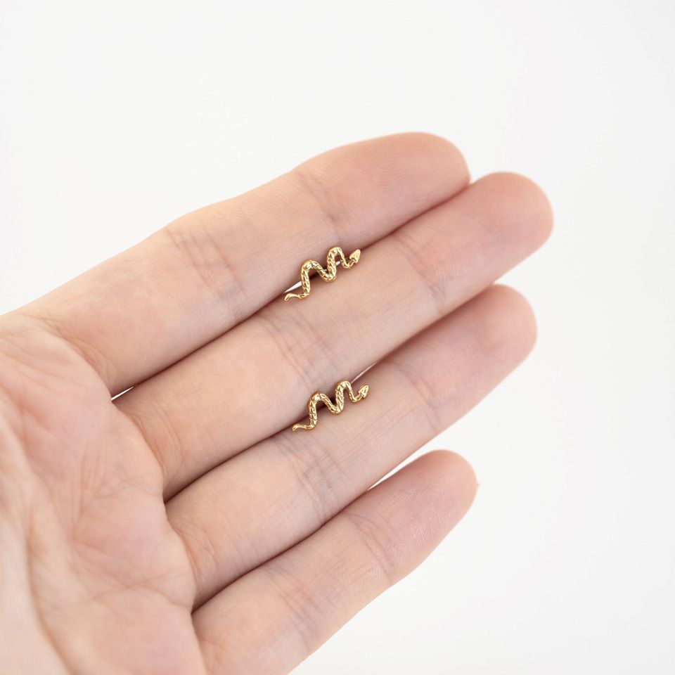 Push-in labret i titan med orm