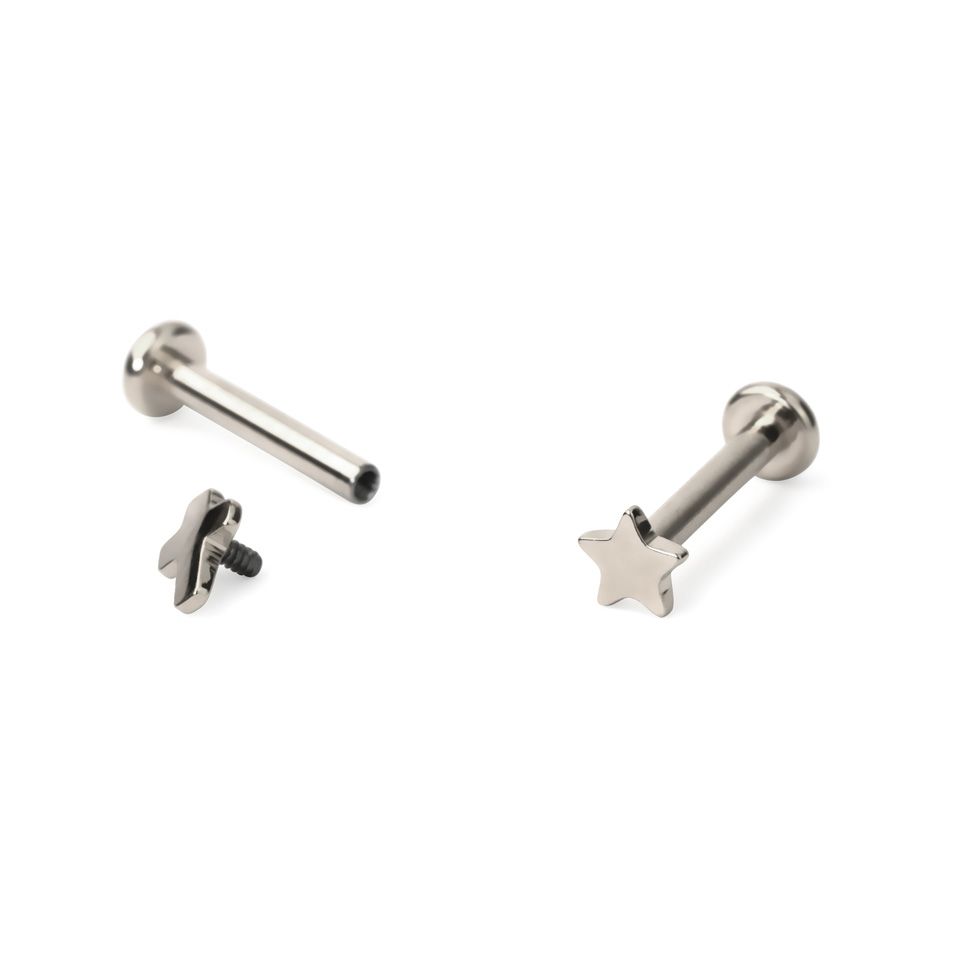 Labret av titan med invändig gänga och olika designs