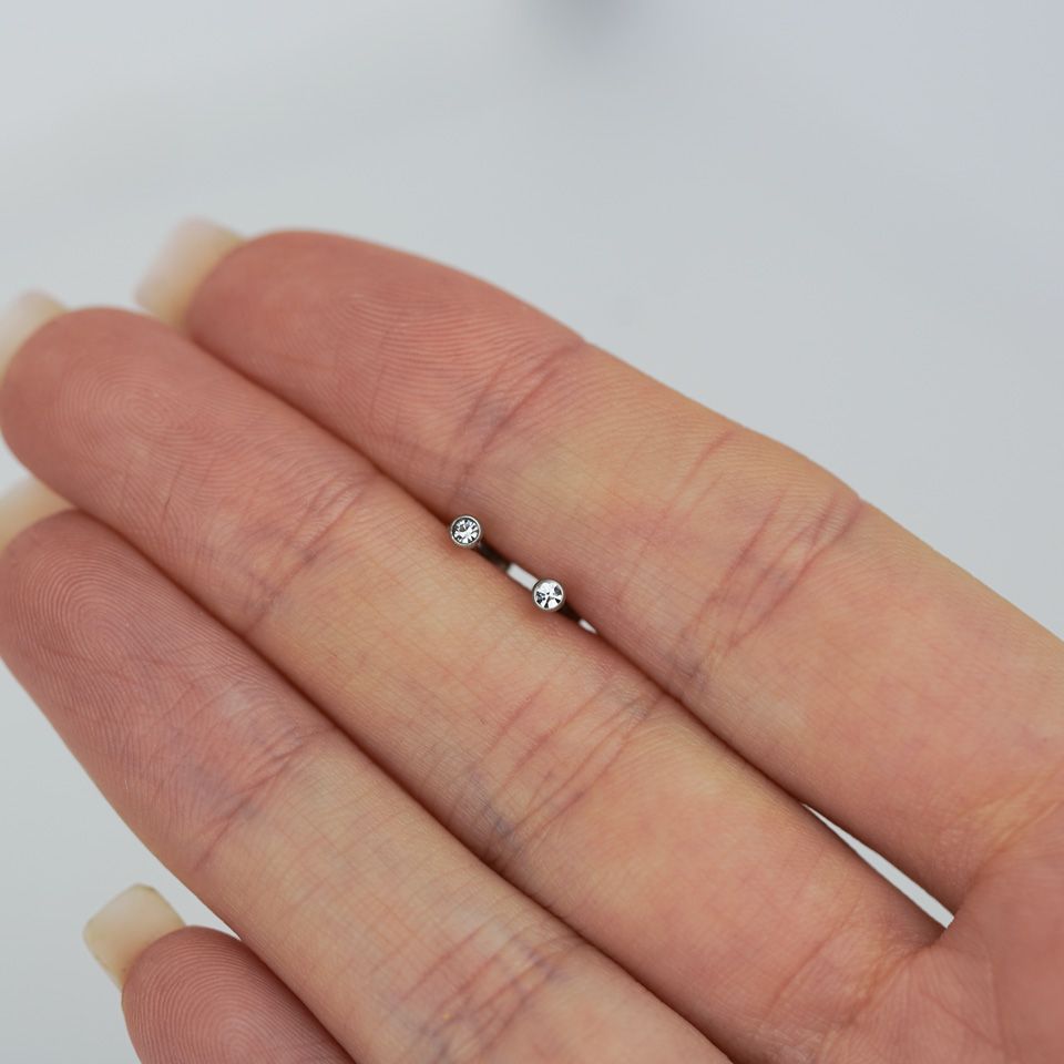 Labret med liten internt trådad stud