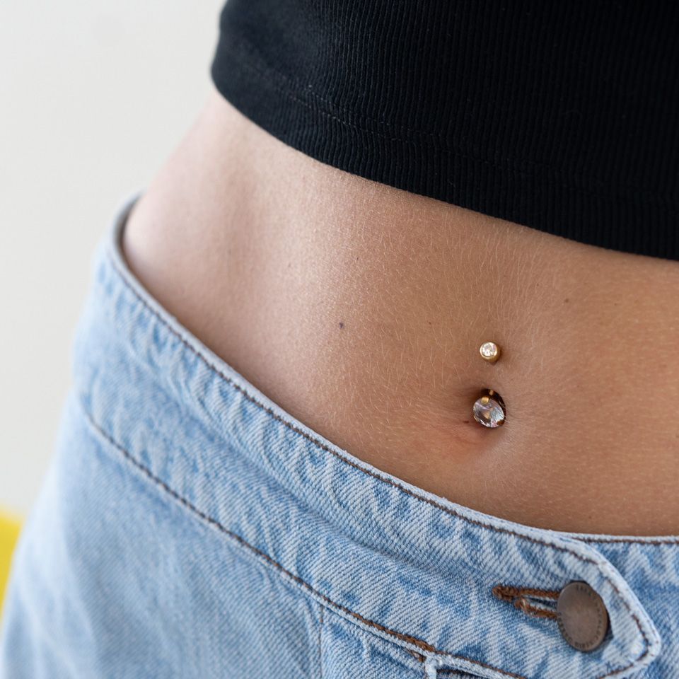 Guldpläterad navelpiercing med stor sten