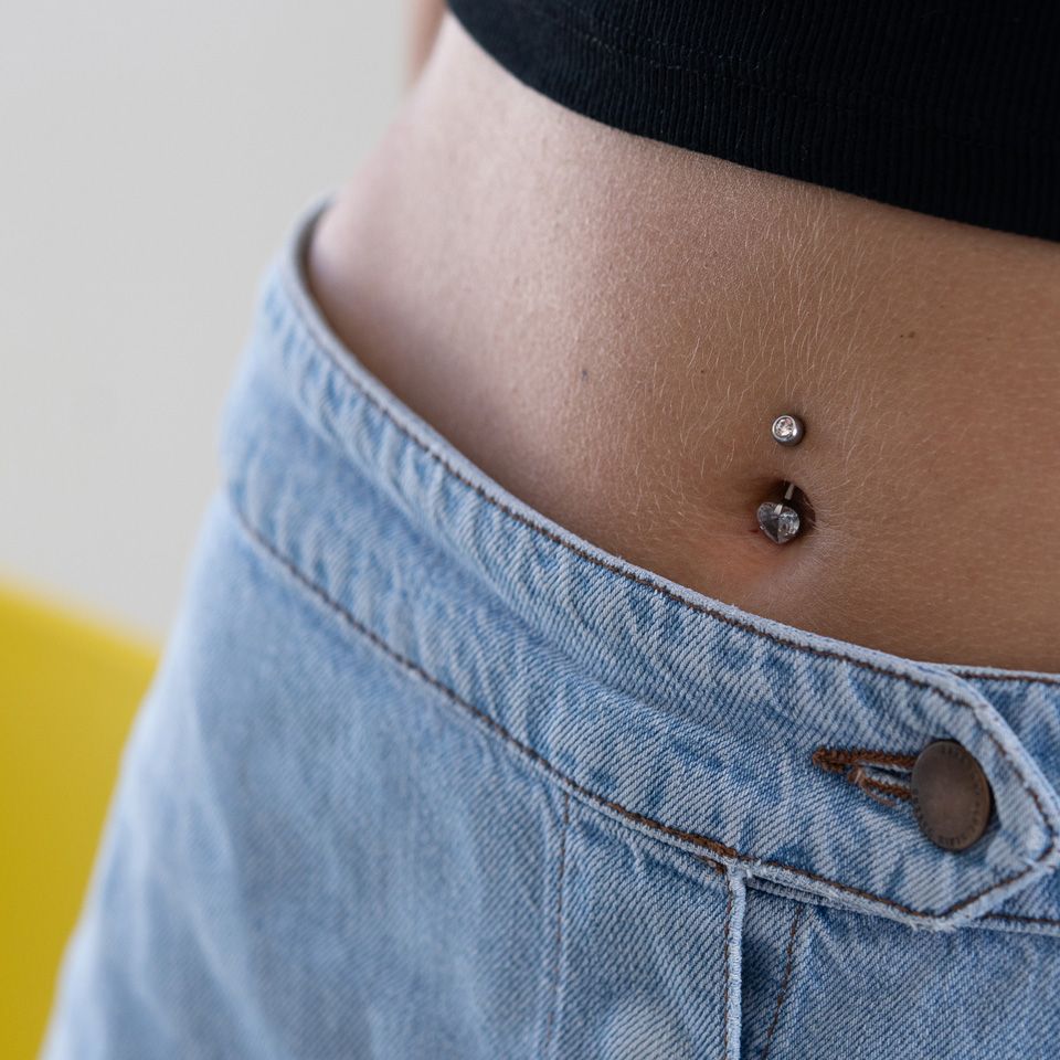 Navelpiercing med stenhjärta
