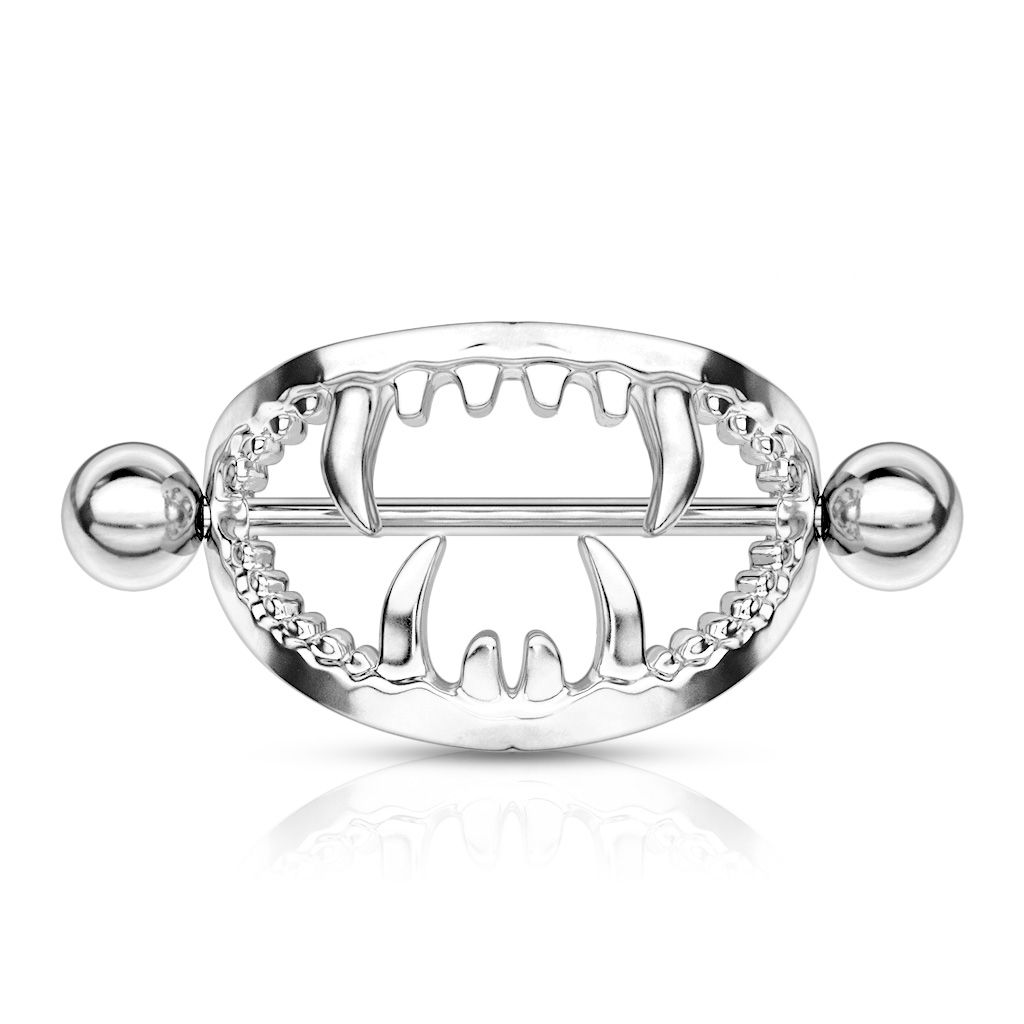 Bröstpiercing med mun och huggtänder