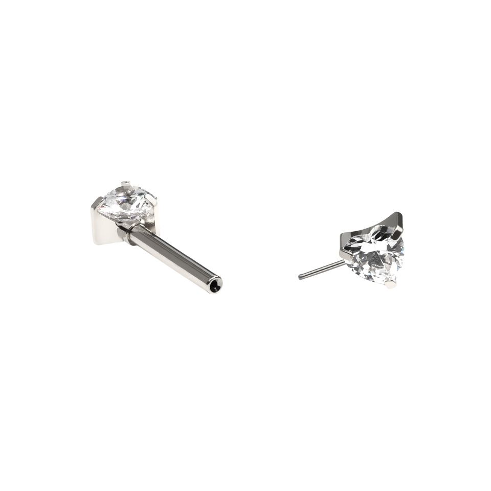 Bröstpiercing i titan med hjärtformade CZ-stenar