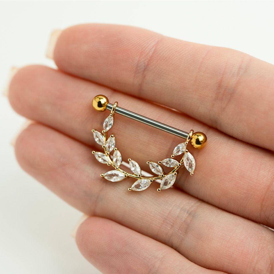 Bröstpiercing med blad av sten