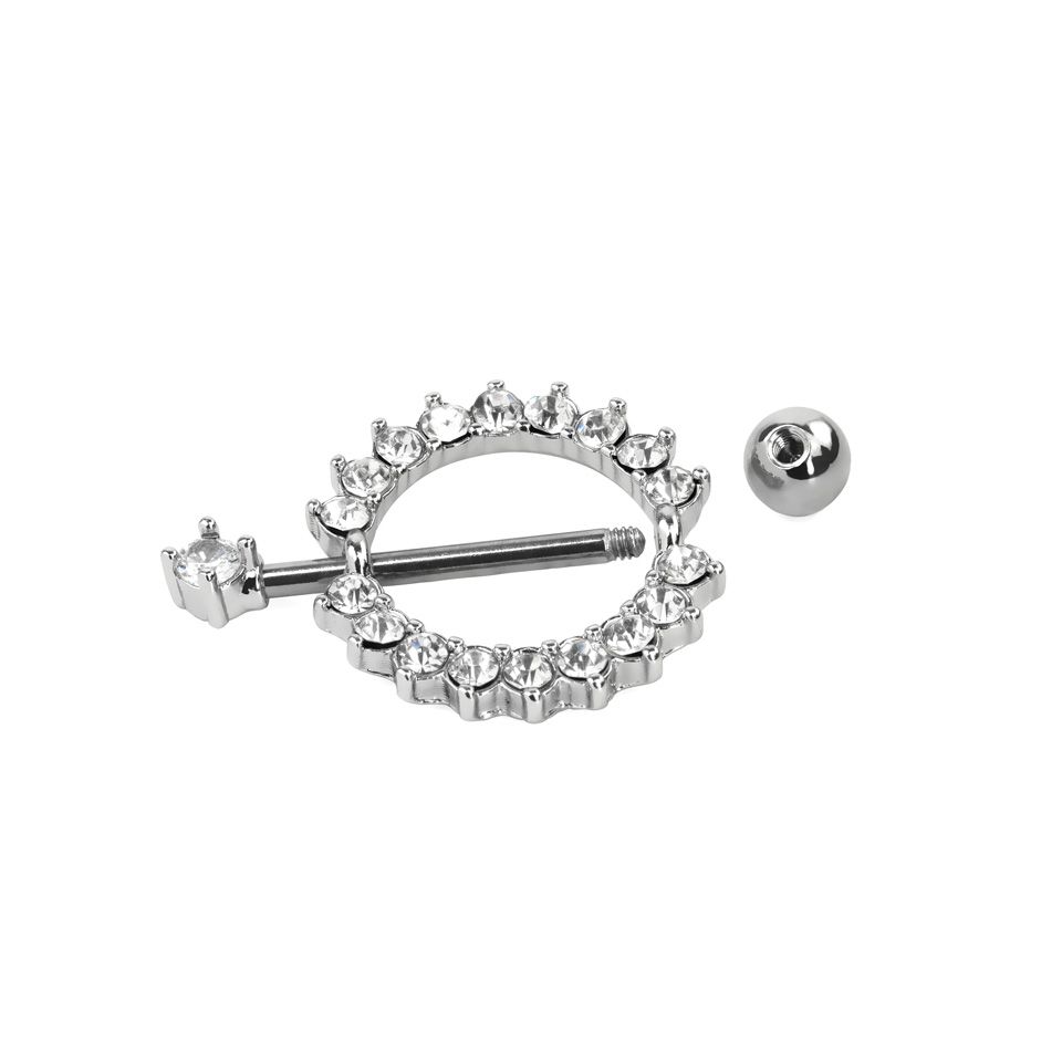 Bröstpiercing med rund sköld och klara stenar