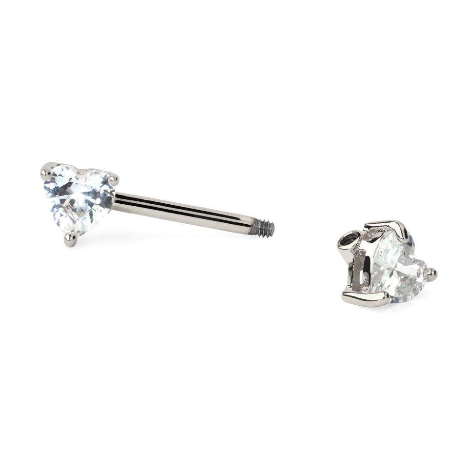 Bröstpiercing med stenhjärta