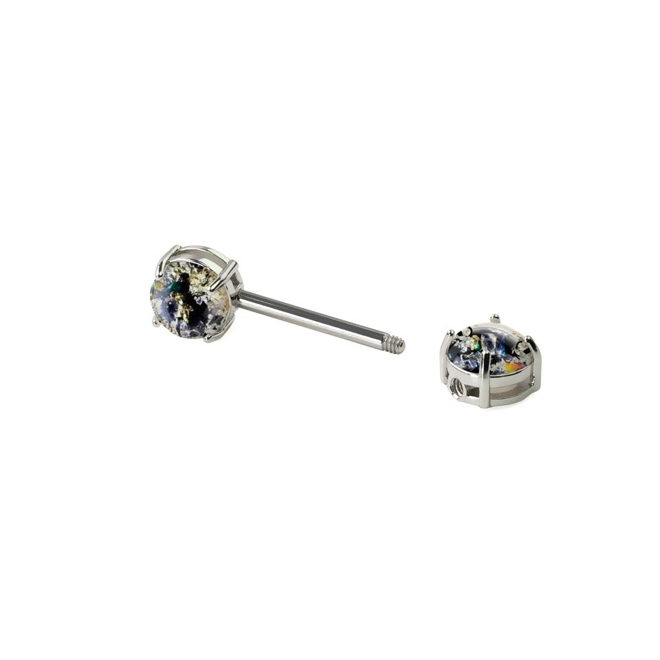 Bröstpiercing med lava look