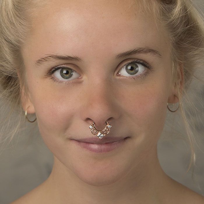Septumpiercing med tvinningar och fyrkantig sten