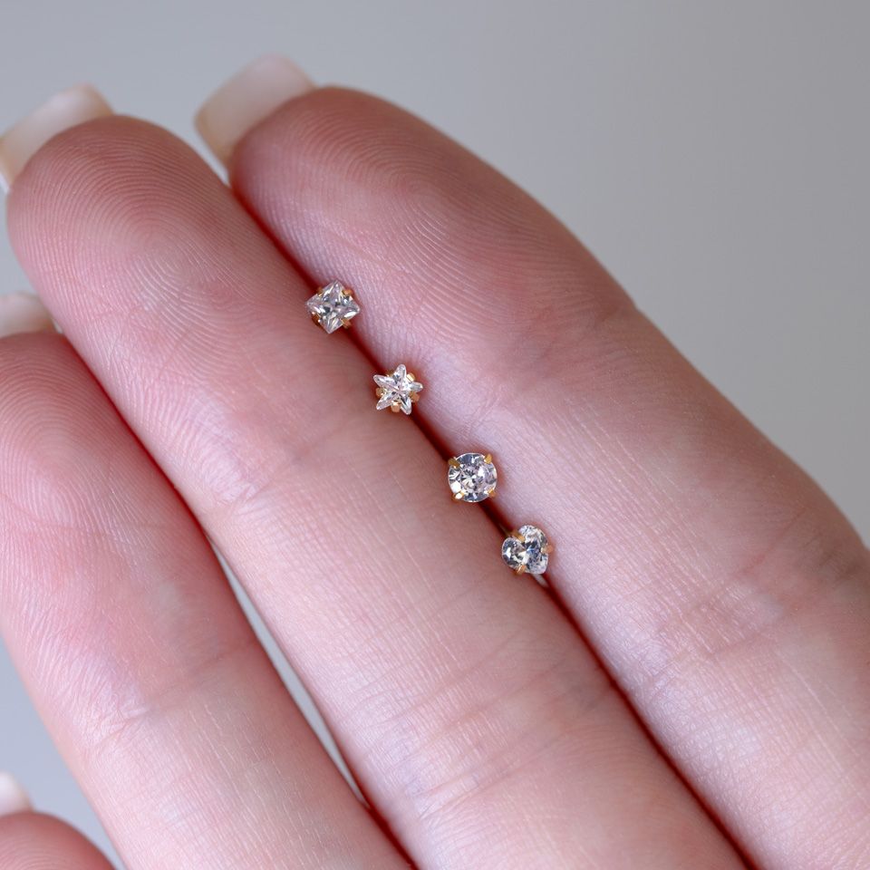 Näspiercing i olika designs och färger