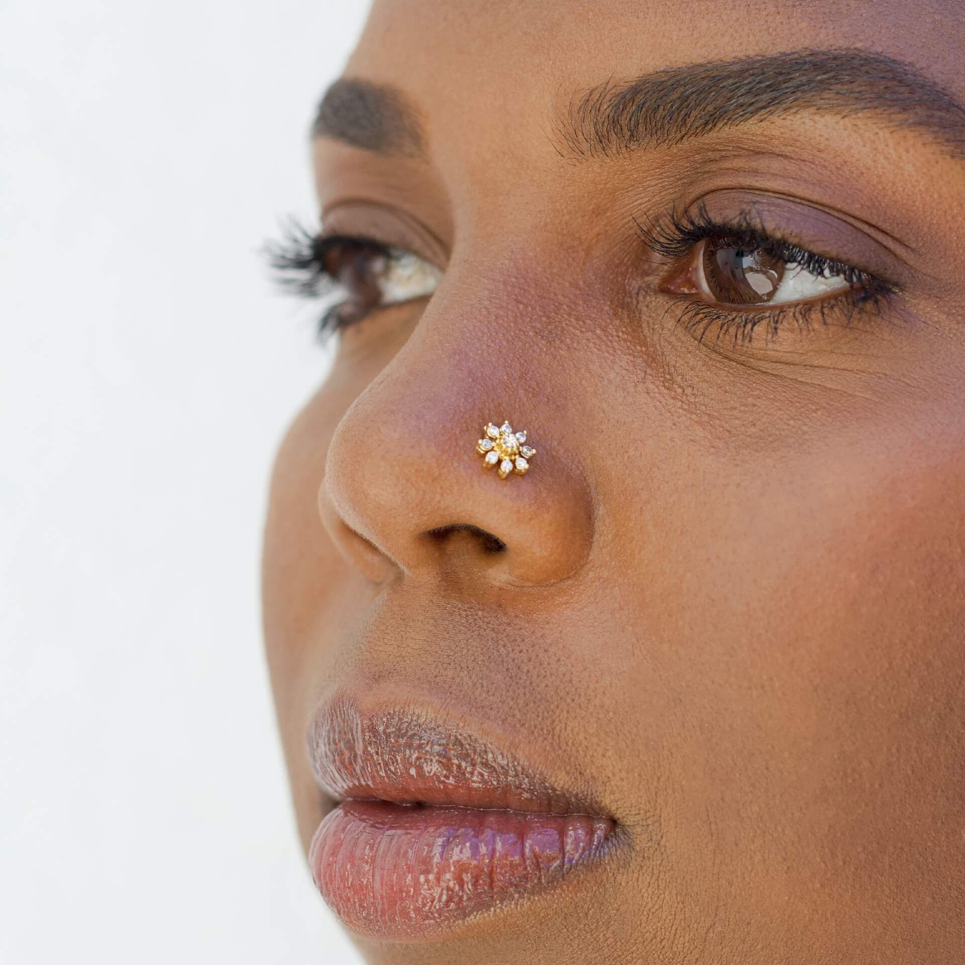 Näspiercing med stendekorerade stjärnor