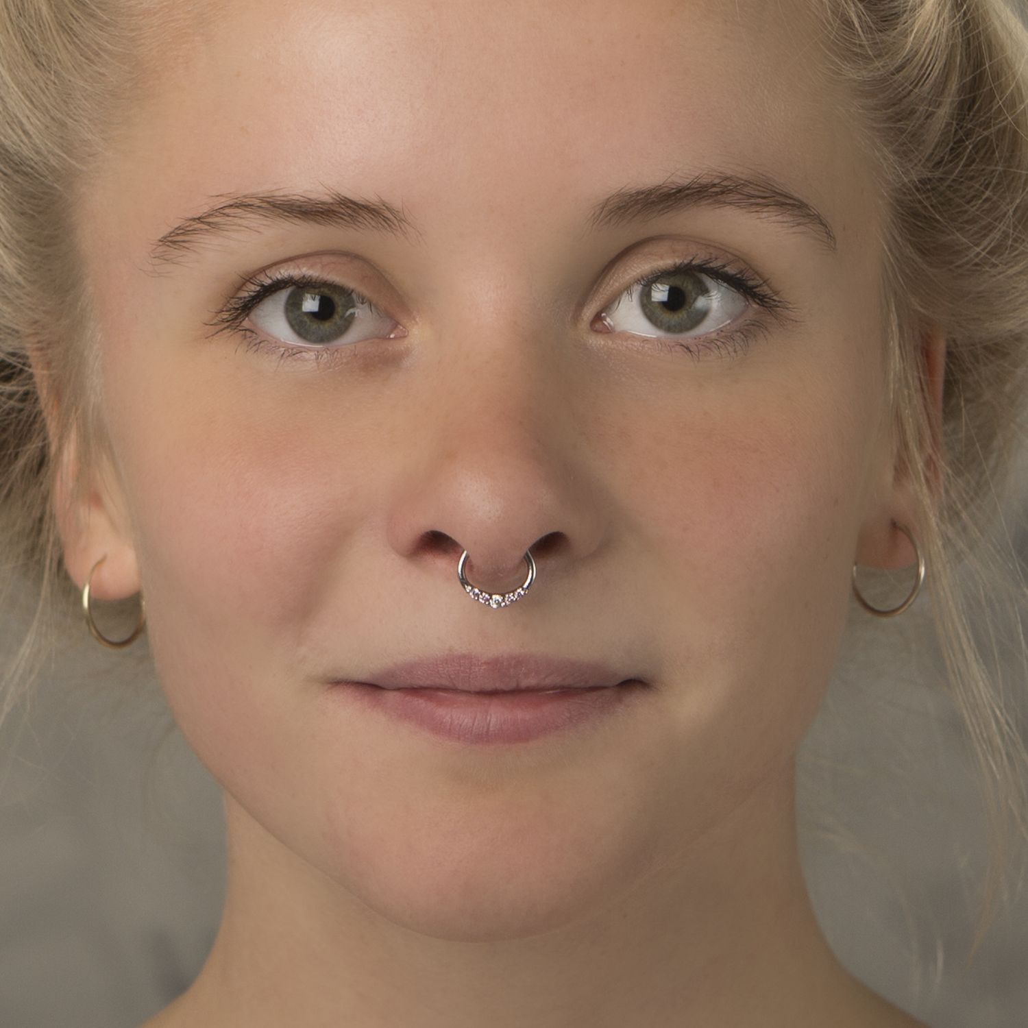Septumpiercing med fem stenar