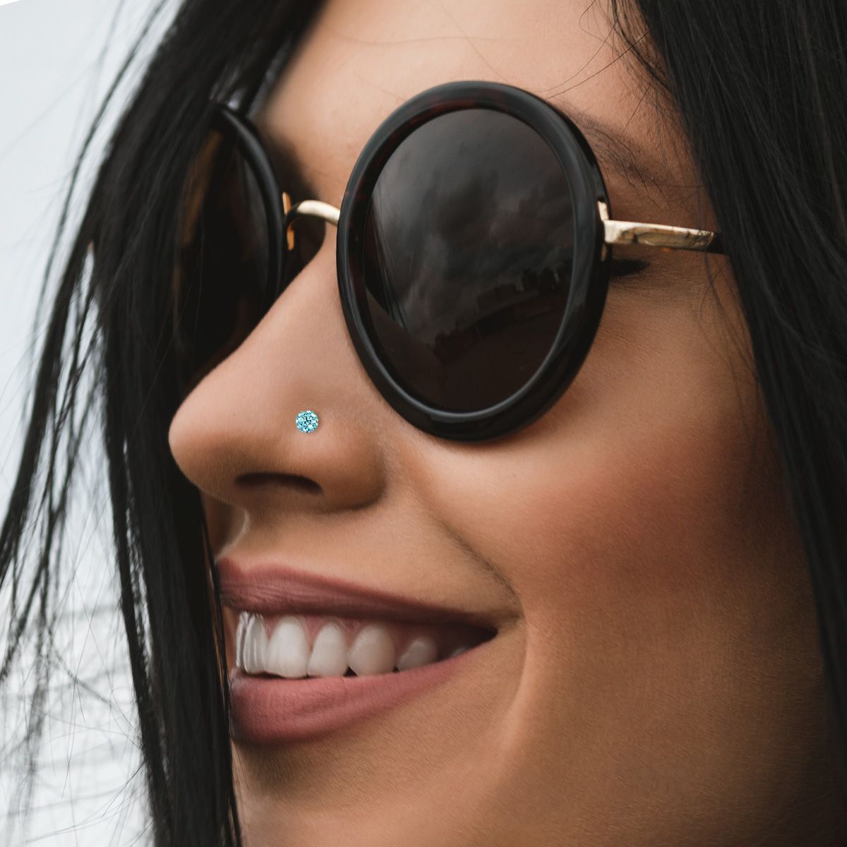 Näspiercing med många stenar