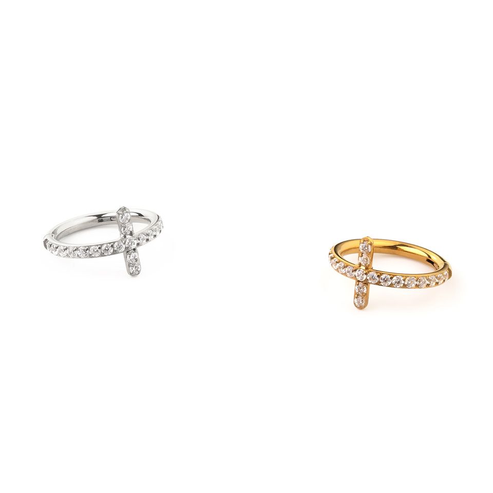 Ring i titan med smyckat kors