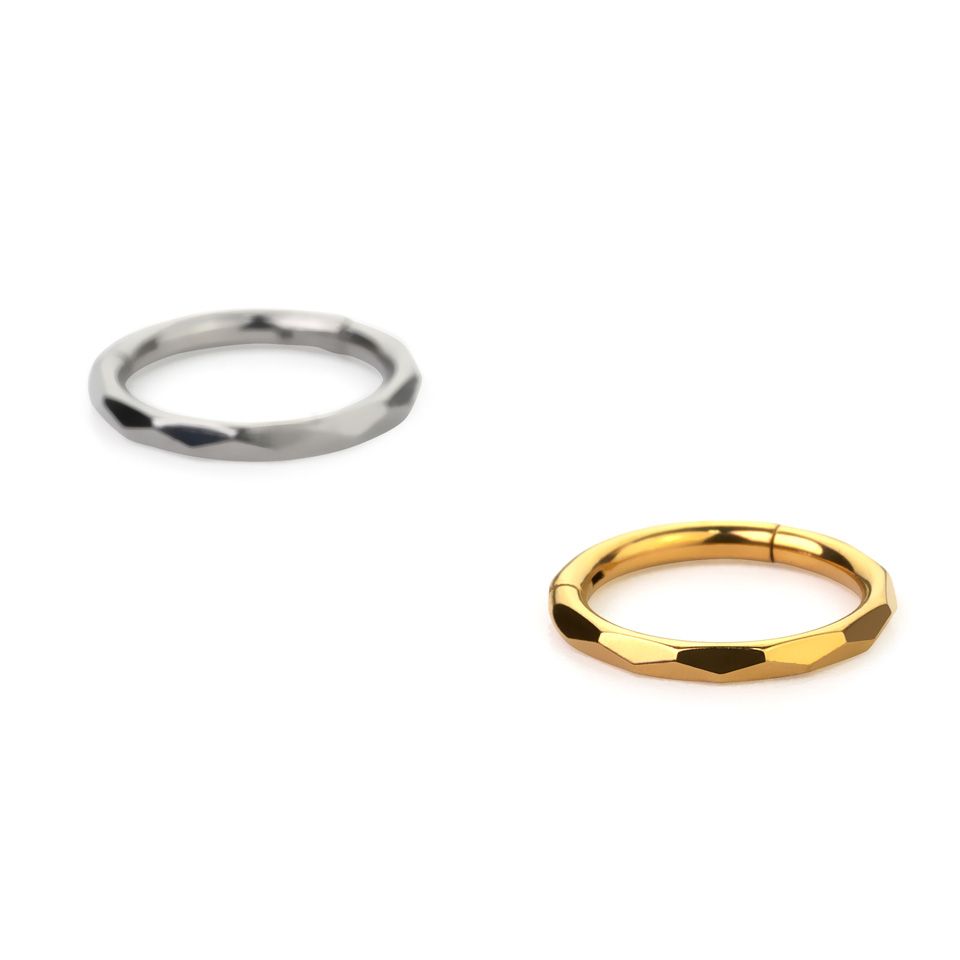 Ring i titan med gångjärn och diamantmönster