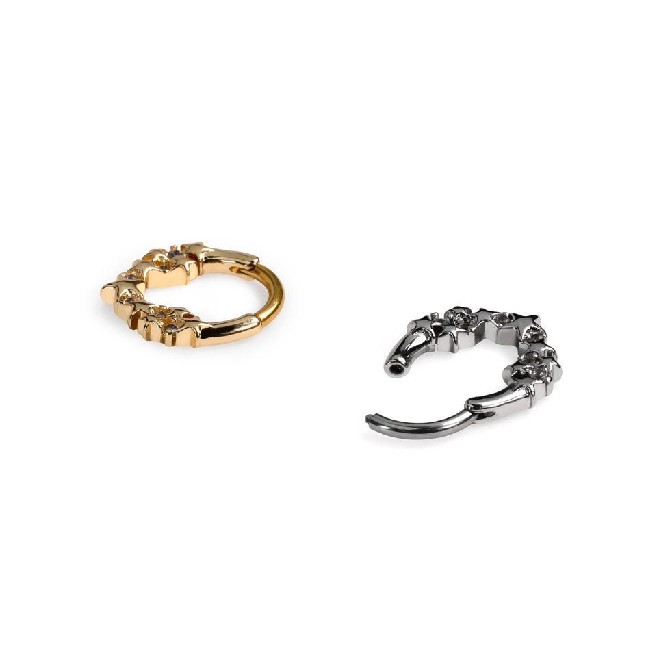 Framåtvänd ring med stjärnor och stenar